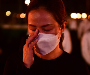Những giọt nước mắt trong đêm tưởng niệm đồng bào tử vong vì Covid-19