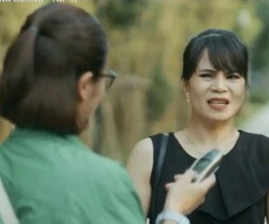 Mặt nạ gương tập 12: Đột nhập nhà mẹ ghẻ để tìm bằng chứng về cái chết của mẹ ruột, Hoa (Lương Thu Trang) bất ngờ phát hiện bố chỉ là kẻ 'đổ vỏ' năm xưa