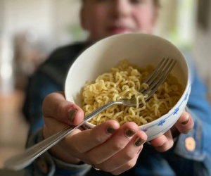 Cùng nhau ăn một tô mì gói, 3 chị em chết thảm sau 1 tiếng