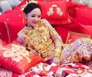 Cô dâu 'gồng mình' đeo 10kg vàng trong ngày cưới