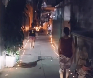Xóm nhỏ có nhiều người ra đi vì đại dịch Covid-19 ngập trong ánh nến tưởng niệm gây xúc động mạnh