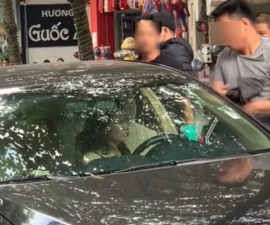 Thấy vợ không quần áo trong ô tô, chồng cởi áo khoác lao tới che chắn nhưng lại có hành động gây tranh cãi