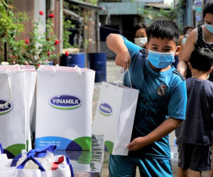 Vinamilk tặng 45.000 phần quà cho người dân gặp khó khăn tại TP.HCM, Bình Dương, Đồng Nai