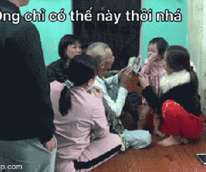 Cụ ông thở bình oxy cầm xấp tiền 500k chia cho con cháu, hổn hển nói một câu mà tất cả rưng rưng nước mắt