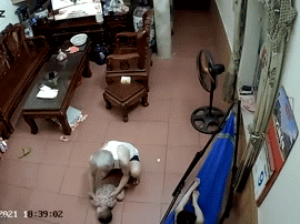 Cảm động khoảnh khắc cụ ông mất trí nhớ, đi lại tập tễnh, thấy cháu nhỏ ngủ quên dưới nền đất lạnh liền tới ôm ấp, vỗ về