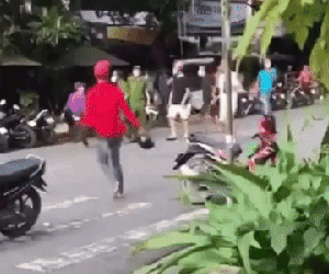 Clip: Bức xúc hai nhóm thanh niên hỗn chiến bằng gậy gộc giữa phố, công an can ngăn, quật ngã kẻ manh động