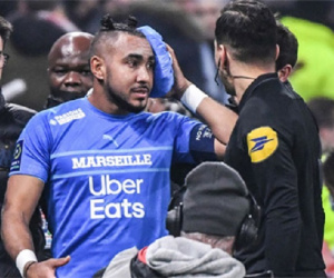 Payet bị ném trúng đầu, trận Lyon vs Marseille HOÃN sau 5 phút
