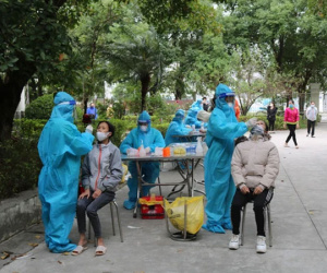 Phát hiện 11 ca nghi mắc Covid-19, Hà Nội tạm phong toả 3 công ty trong KCN
