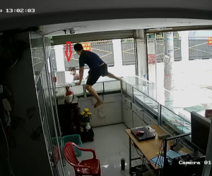 Clip: Gã khách làm liều và tình huống 'lăng ba vi bộ' bất thành của chủ cửa hàng điện thoại