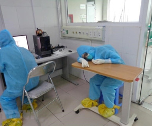 Hàng loạt nhân viên y tế TP.HCM nghỉ việc vì việc ngập đầu, lương 'bèo bọt': Kiến nghị gấp