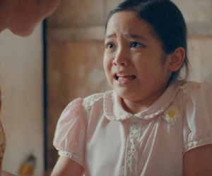 Sao nhí Thương Ngày Nắng Về khóc nức nở khi xem phim mình đóng, lộ ảnh đầu gối trầy xước vì cảnh cõng chị gái