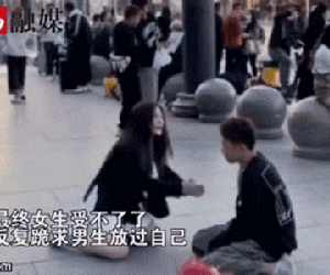 Cô gái khóc lóc quỳ rạp giữa phố vái lạy xin chàng trai 'Hãy buông tha cho tôi!', câu chuyện đằng sau khiến dân tình tranh cãi, không biết đứng về ai