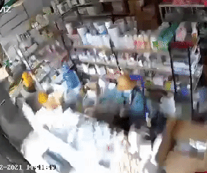 Clip: Khoảnh khắc chủ tiệm thuốc thú y thoát chết thần kỳ khi ô tô mất lái bất ngờ đâm sầm vào