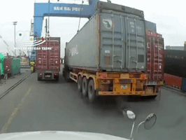 Thùng container bỗng nhiên 'nhảy múa' khiến dân tình hú hồn, nguyên nhân cực nguy hiểm