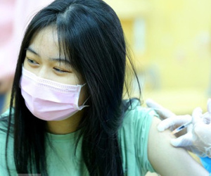 Hình ảnh học sinh THPT ở Hà Nội tiêm vắc xin ngừa COVID-19
