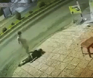 Rợn tóc gáy thanh niên đi đường bị kẻ tâm thần tông xe, đánh và dội nước sôi lên đầu khi đã bất tỉnh