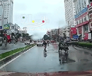 'Đứng tim' cảnh gió thổi nhiều tấm tôn bay tứ tung, người đi đường hoảng hốt bỏ cả xe chạy thoát thân