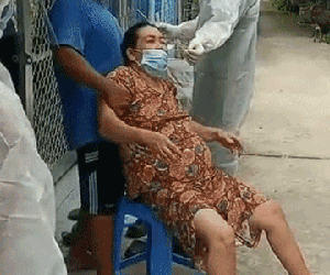 Người phụ nữ giãy đành đạch khi lấy mẫu xét nghiệm, điệu cười của người quay clip mới thực sự gây chú ý