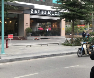Hà Nội: Hoảng hốt phát hiện người phụ nữ rơi từ tầng cao chung cư xuống đất tử vong