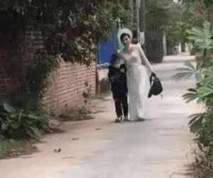 Thấy mẹ đi trang điểm cô dâu về, bé trai chạy ra đón rồi nói một câu khiến ai nấy đỏ hoe khóe mắt