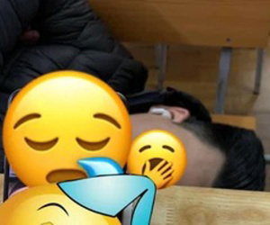 Mải 'say giấc nồng' trong lớp học, nam sinh bị hội bạn lầy lội 'chơi khăm' theo cách không ai ngờ tới, dân tình cười ngặt nghẽo: 'Tình bạn sau này chắc có bền lâu!'