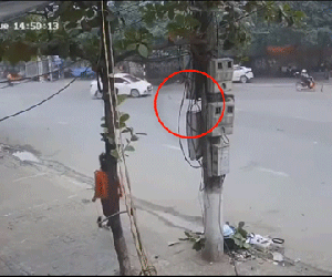 Xe máy phóng như bay, drift trúng ô tô sang đường 'cực gắt' và cái kết khiến cư dân mạng bàng hoàng
