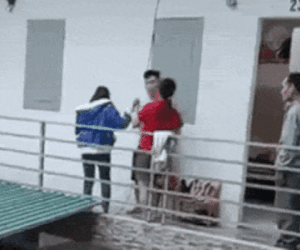 Bắt gặp chồng và bồ 'trai trên gái dưới', chị vợ lao vào tát chồng tới tấp, bóp cổ tiểu tam quyết 'khô máu'