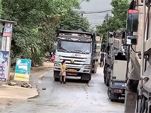 Mạng xã hội dậy sóng với màn 'tâm bất biến' của chị gái ung dung đi bộ trước loạt xe tải bị tắc đường