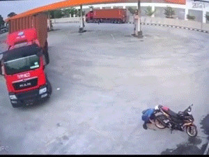 Thiếu quan sát, tài xế đầu kéo suýt gây tai họa cho người bên đường