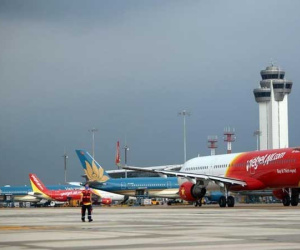 Hành khách kêu trời vì phải bay nối chuyến, giá vé máy bay cao