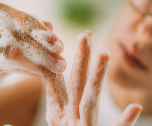 Rửa tay mấy chục lần mỗi ngày, tích trữ xà phòng vì ám ảnh Covid-19
