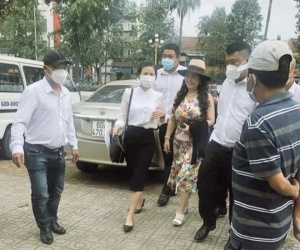 Bà Nguyễn Phương Hằng đến Công an TP Biên Hòa làm việc