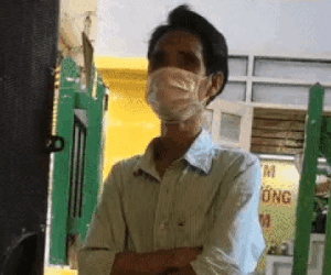 Xót xa clip người cha run rẩy, quẹt nước mắt xin cơm cho con: 'Giúp giùm anh mấy hộp cơm không thôi, 3 cha con đói quá'