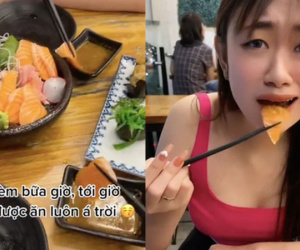 Vừa đưa miếng sashimi lên miệng, cô gái 'mặt tái mét' vội vã nhả ra: Lý do được tiết lộ phía sau khiến dân tình cười xỉu