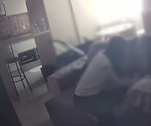 Thuê bảo mẫu 18 tuổi trông con nhỏ, người mẹ kinh hoàng phát hiện hành vi vô cùng độc ác, sợ hãi đến mức phải tự nhốt mình trong phòng