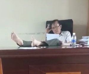 Hạt trưởng hạt kiểm lâm 'gác chân lên bàn làm việc' bị kỷ luật