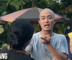 Phố trong làng tập 14: Mến đánh vợ ông Quyền giữa chợ, bà chủ quán karaoke 'tay vịn' lợi dụng tình cảm của con gái và chàng trưởng công an xã