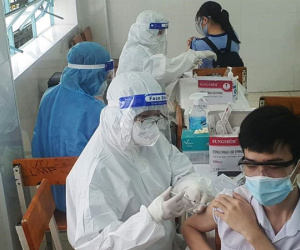 2 học sinh bị sốc phản vệ nặng sau tiêm vắc xin Covid-19