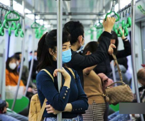 Nhiều người bỏ xe cá nhân, mua vé tháng đi tàu điện Cát Linh - Hà Đông