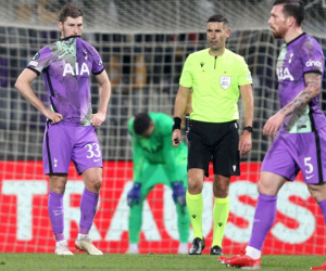 Tottenham thua sốc, Roma đi tiếp ở Conference League