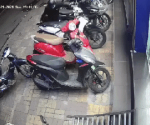Bảo vệ xin về sớm, nữ nhân viên tiệm thuốc mất xe SH Mode trong giây lát