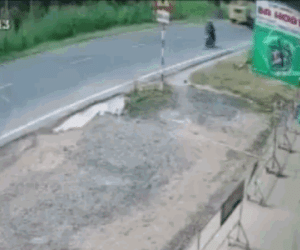 Video: Rùng mình chứng kiến khoảnh khắc 2 xe tải đấu đầu trực diện ở Bến Tre