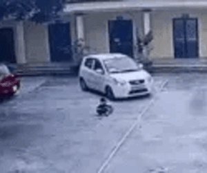 Rùng mình clip nữ tài xế thiếu quan sát, suýt cán trúng người bé trai đang chơi ở sân