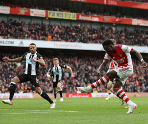 Arsenal trở lại đà chiến thắng, Newcastle tiếp tục trượt dài