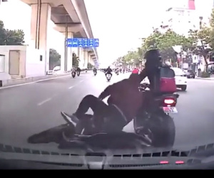 Thanh niên đi xe phân khối lớn ép ngã người đi đường rồi bỏ chạy ở Hà Nội