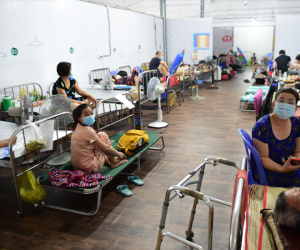 Bệnh viện dã chiến TP.HCM quá tải, kê giường cho F0 nằm hành lang