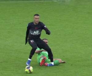 Neymar dính chấn thương kinh hoàng ở trận PSG thắng Saint-Etienne