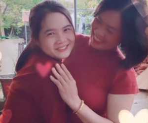 Nữ sinh viên mua tặng mẹ lắc tay 2 chỉ vàng, mẹ cười như địa chủ được mùa liên tục cảm thán: 'Đẻ con gái đúng là không phí công'