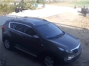 Công nông 'không người lái' bất ngờ quay đầu tấn công SUV trước sự ngỡ ngàng của hai chủ nhân