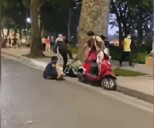Hai người đàn ông chửi bới, đá túi bụi nam thanh niên ngay trên đường phố Hà Nội